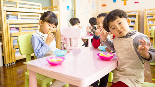 保育園でランチを食べる子ども達の画像