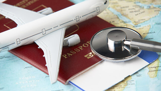 地球儀と飛行機とパスポートと聴診器