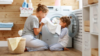 きれいな洗濯機で洗濯中の親子