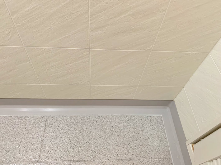 業者による風呂掃除後のきれいな床・壁