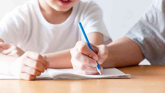Z会を勉強する男の子たち